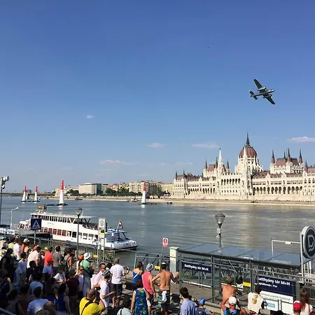 Bright With Parliament View, Free Public Parking Nearby 아파트 *