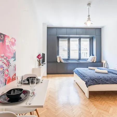 Bright Studio With Parliament View, Free Parking Apartment