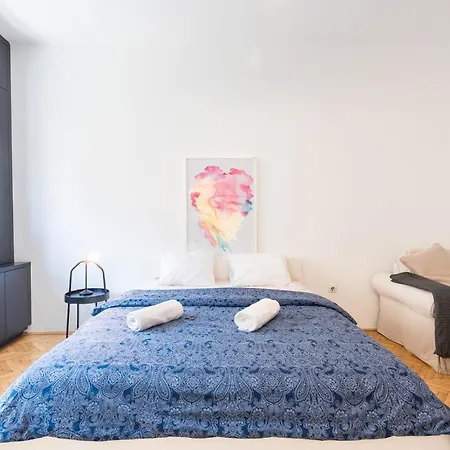 Apartment Bright Studio With Parliament View, Free Parking