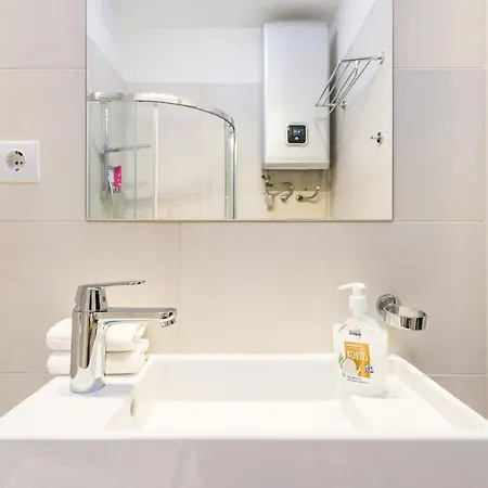 Bright Studio With Parliament View, Free Parking Apartment *