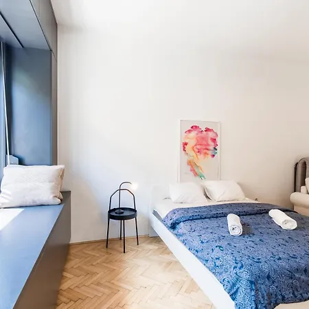 Bright Studio With Parliament View, Free Parking Apartment