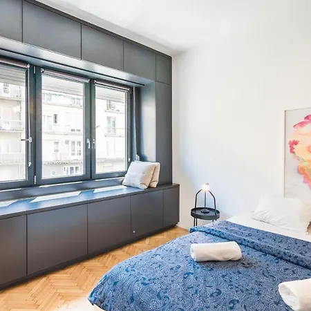 Bright Studio With Parliament View, Free Parking Apartment *