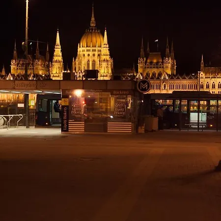 Bright Studio With Parliament View, Free Parking Apartment Budapest