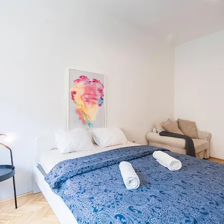 Bright Studio In Buda, Free Public Parking Nearby Budapest