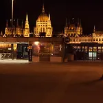Bright With Parliament View, Free Public Parking Nearby Apartamento Budapeste