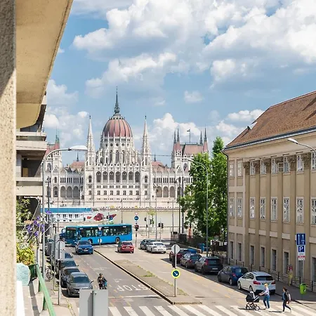 Bright With Parliament View, Free Public Parking Nearby *