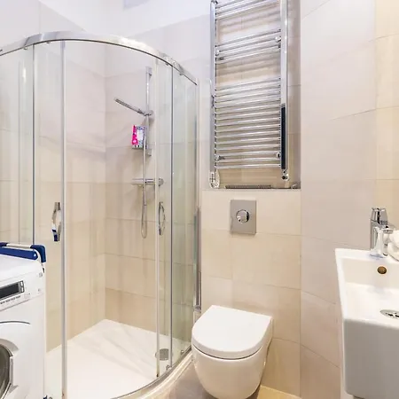 Bright With Parliament View, Free Public Parking Nearby *