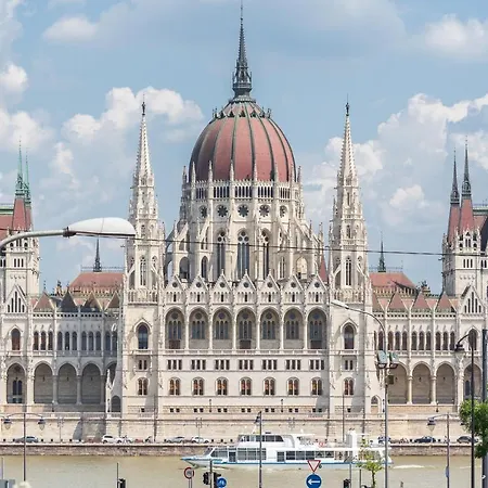 Bright With Parliament View, Free Parking Apartmán