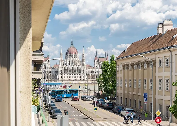 Bright With Parliament View, Free Public Parking Nearby *