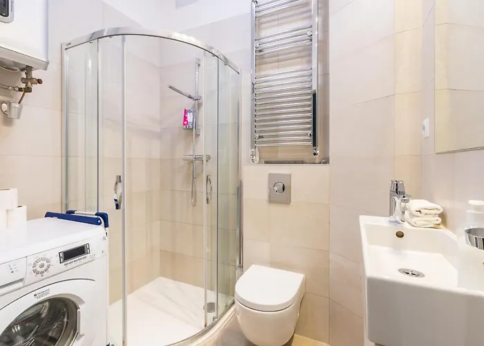 Bright With Parliament View, Free Public Parking Nearby *