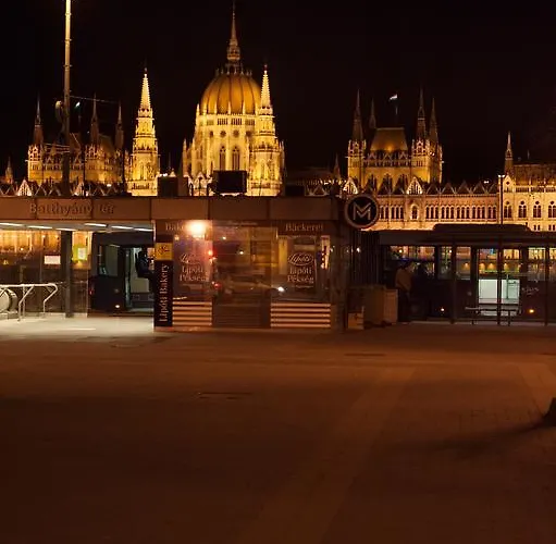 Bright With Parliament View, Free Public Parking Nearby Lägenhet Budapest